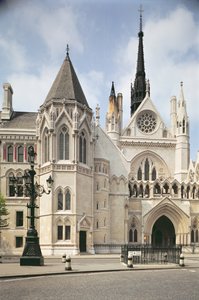 Außenansicht des Eingangs der Royal Courts of Justice, London