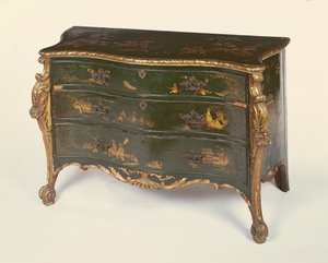 Grün lackierte und teilweise vergoldete Serpentin-Kommode, im Stil von Thomas Chippendale