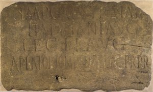 Inschrift von Meilenkastell 38 an Hadrians Mauer, die den Bau des Meilenkastells durch die 2. Legion Augusta, 122-125 n. Chr., dokumentiert