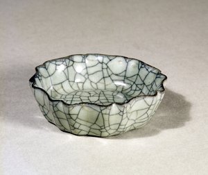 Kuan-Ware Pinselwascher, geformt mit acht Loben und einem gewellten Rand, Sung-Dynastie (960-1279)