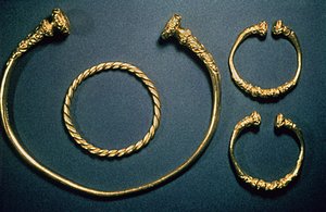 Halskette und Armbänder aus Waldalgesheim, Mitte 4. Jahrhundert (Gold) von Unbekannt Unbekannt
