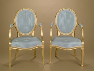 Paar Adam-Stühle mit ovaler Rückenlehne, vergoldet, blau gepolstert, um 1780