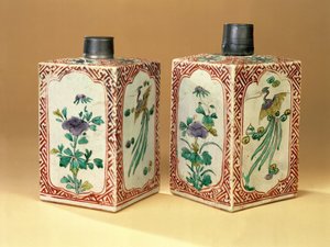 Paar Ko-Kutani rechteckige Sake-Flaschen (Tokkuri), spätes 17. Jahrhundert