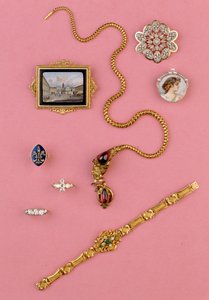 Auswahl an Schmuck des 20. Jahrhunderts: Cabochon-Granat-Schlangen-Halskette; Miniatur-Mosaik-Brosche; Smaragd- und Diamant-Cluster-Armband