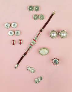 Auswahl an Art-Deco-Schmuck; Kaliber geschnittener Rubin-Uhr; Knopf, Manschettenknopf und Knöpfe; Ohrringe; Mabe-Perlen- und Diamant-Ohrringe