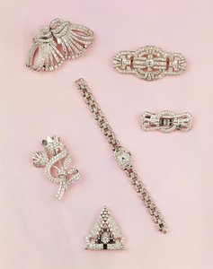 Auswahl an Diamantschmuck: Baguette- und Marquise-förmige Diamant-Spray-Brosche; Art-Deco-Diamant-Clip; Panel-Diamant-Brosche; Damen-Oblong-Gehäuse-Diamant-Uhr