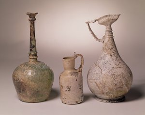 Sprinklerflasche aus geformtem Glas, 10.-11. Jahrhundert; Krug mit bearbeitetem Schwanenhalsgriff, 10.-12. Jahrhundert; Kanne, 6.-8. Jahrhundert von Unbekannt Unbekannt