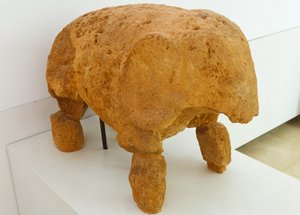 Das archäologische Komplex, Carmona, Provinz Sevilla, Spanien. Skulptur im Museum eines in der Elefantengrabstätte gefundenen Elefanten in der römischen Nekropole.