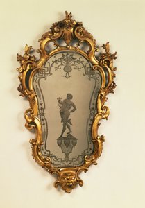 Venezianischer vergoldeter Girandole, Kartuschenplatte graviert mit einer klassischen Figur