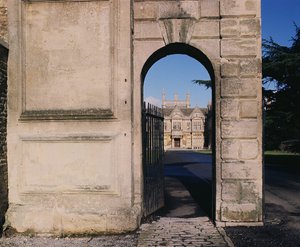 Ansicht der Südfront durch das Tor, Corsham Court, Wiltshire