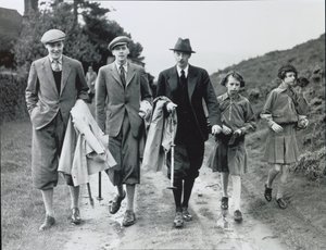 10. Herzog mit seinen vier Kindern, Billy, Andrew, Anne und Elizabeth in Bolton Abbey, ca. 1938 von William M. Timlin