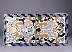 Eine Nasriden-Dynastie Keramik Cuerda Seca Fliesenplatte mit einem Design aus verschlungenen Arabesken und Palmetten, spätes 14. oder 15. Jahrhundert