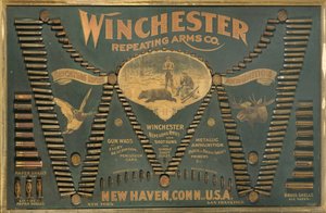 Ein Winchester-Patronen-Display-Board, mit einer umfassenden Auswahl an Metall-, Messing- und Papierhülsen-Gewehr- und Schrotpatronen, angeordnet in Form eines erweiterten "W" von Unbekannt