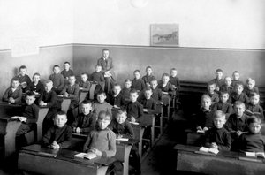 Eine Jungenklasse, die Schüler tragen Uniformen