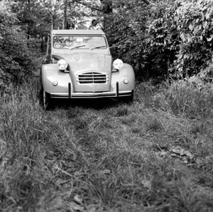 Eine Familie reist in ihrem Citroën 2CV, Monza von Bartolome Esteban and studio Murillo