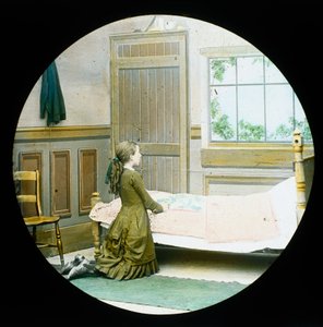 Ein Mädchen kniet im Gebet an ihrem Bett, Zauberlaternenbild, ca. 1890 von Unbekannt