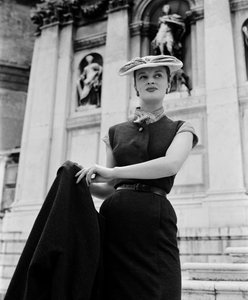 Ein Model trägt Christian Dior Mode in Venedig, 3. Juni 1951: Vor La Salute