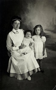 Eine „Krankenschwester“ posiert in den 1920er Jahren mit Kindern. von William M. Timlin