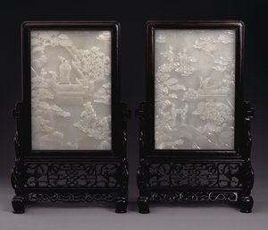 Ein Paar weiße Jade-Tischschirme, die in Relief mit Unsterblichen zwischen Wolken oder in Gärten mit Begleitern und mythischen Bestien geschnitzt sind von Unbekannt