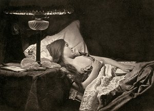 Eine junge Frau schläft auf weißen bestickten Laken in einem Bett von Unbekannter Künstler