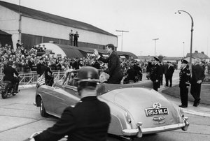 Nach der Inspektion einer Marine-Ehrenwache am Londoner Flughafen fahren Präsident Kennedy und Herr Macmillan in einem offenen Auto davon