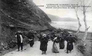 Albanien: Zigeunerfrauen mit Holzbündeln auf dem Rücken - Postkarte 1914-1918