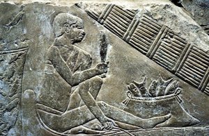 Detail der Reliefs, die einen Fischer darstellen