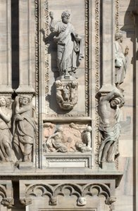 Architektur: Statue des Heiligen Lukas (1811) und Flachrelief, das die Erscheinung des Engels vor Samsons Mutter darstellt (1659). Detail der Fassade der Kathedrale (Dom oder Duomo) von Mailand, Italien