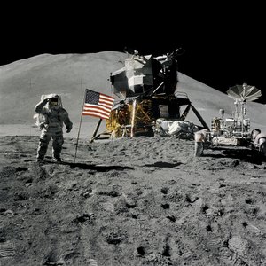 Astronaut Jim Irwin salutiert die amerikanische Flagge während der Apollo-15-Mission von Unbekannt