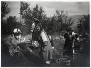 Balkanhalbinsel: Frauen vor einem Topf auf einem Feuer - Postkarte 1914-1918 von William M. Timlin