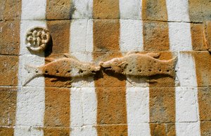 Basrelief von zwei Fischen auf dem Gehege der Gomateshwara-Statue von Unbekannt