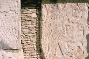 Basrelief, das Jaguare zeigt, die menschliche Herzen aus Opfern herausziehen (Stein) von William M. Timlin