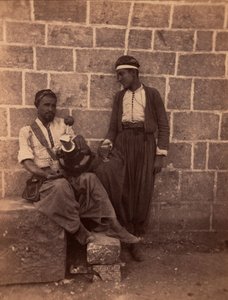 Limonadenhändler in Beirut. Fotografie von Charles Lallemand (1826-1904) in „Syrien, Kostüme, Reisen und Landschaften“. 1865. Private Sammlung.