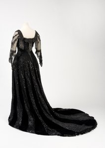 Schwarzes Abendkleid, getragen von Königin Alexandra, mit Perlen- und Paillettenverzierung und der Unterschrift von Königin Alexandra, hergestellt von Barolet of Knightsbridge, London 1908-1910