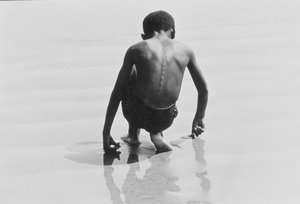 Junge spielt im Sand auf Coney Island, Unbetitelt 30 von Unbekannter Künstler