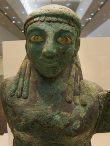 Bronzene geflügelte Frauenfigur (590 v. Chr. - 580 v. Chr.), Olympia-Museum, Olympia, Peloponnes, Griechenland (Foto) von Unknown