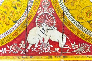 Buddhistische Malerei auf Holz; optische Täuschung; Elefant und Kuh mit nur einem Kopf; Dowa-Tempel; Felsentempel; Bandarawela; Badulla Provinz; Uva Provinz; Sri Lanka; Asien