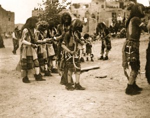 Schlangen tragen 1900 (Foto)