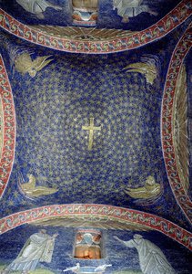 Zentrales Gewölbe, das ein goldenes Kreuz in einem sternenübersäten Himmel mit den Attributen der Apostel darstellt, 5. Jahrhundert