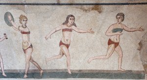 Kammer der Zehn Jungfrauen oder das Mosaik der „Bikini-Mädchen“. Gesamtansicht des oberen Panels: Gewichtheben, Diskuswerfen und Laufen. 3. - 4. Jahrhundert. Römische Villa del Casale, Sizilien. UNESCO-Stätte.