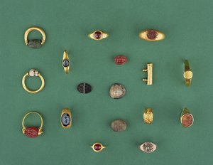 Sammlung von römischem, etruskischem und hellenistischem Schmuck, darunter ein phönizischer Skarabäusring, ein Kamee, Amulett-Halter und ein Achat-Intaglio, aus dem 6. Jahrhundert v. Chr. bis zum 4. Jahrhundert n. Chr.