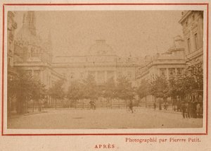 Pariser Kommune (1871): Blick auf den Justizpalast in Paris nach dem Brand im Mai 1871. Fotografie von Pierre Pepetit