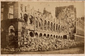 Kommune von Paris (1871): Blick auf das Finanzministerium nach dem Brand im Mai 1871. Fotografie. Druck auf Karton Dim. 10x6,9 cm