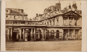 Kommune von Paris (1871): Ansicht des Palais-Royal nach dem Brand im Mai 1871