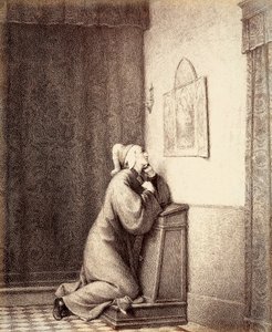 Dante kniet im Gebet, mit seinem Blick auf ein Triptychon gerichtet.