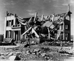 Zerstörtes Gebäude der Chugoku-Kohleverteilungsgesellschaft in Hiroshima (auch bekannt als Hiroshima-Gasgesellschaft; Gebäude 12), Japan, 8. November 1945 (s/w Foto)