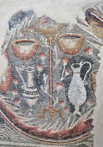 Detail eines Mosaikbodens mit Bechern, Weinkrügen und Dekantern aus der Samaritanischen Synagoge in El-Khirbe, Westjordanland, 4. Jahrhundert n. Chr.