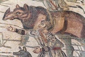 Detail des großen Jagdmosaiks. Ein Nashorn wird auf ein Boot geführt, um zum nächsten Hafen transportiert zu werden. 3. - 4. Jahrhundert. Römische Villa del Casale, Sizilien. UNESCO-Weltkulturerbe.