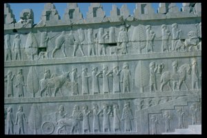 Detail des Relief-Frieses auf der östlichen Treppe zur Apadana (Audienzhalle), der Delegierte aus den unterworfenen Ländern des Reiches zeigt, die üppige Geschenke für eine Zeremonie tragen, Achämenidenzeit, ca. 515 v. Chr.