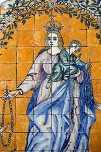 Evora Museum. Azulejos. Heiliger Dominikus empfängt den Rosenkranz von der Jungfrau. Portugal. von Benjamin Baud